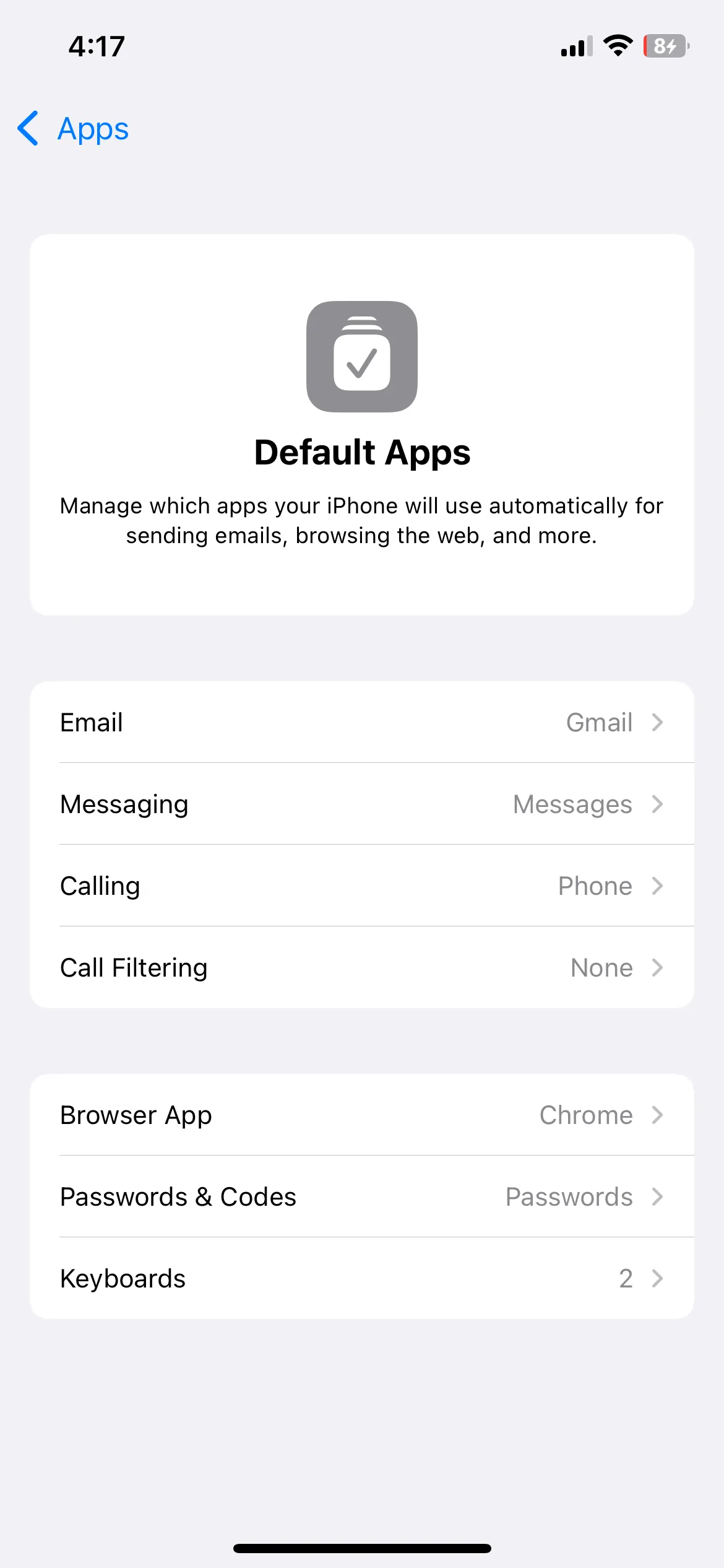 Màn hình cài đặt cho phép người dùng thay đổi ứng dụng mặc định trên iPhone, ví dụ trình duyệt web hoặc ứng dụng email.