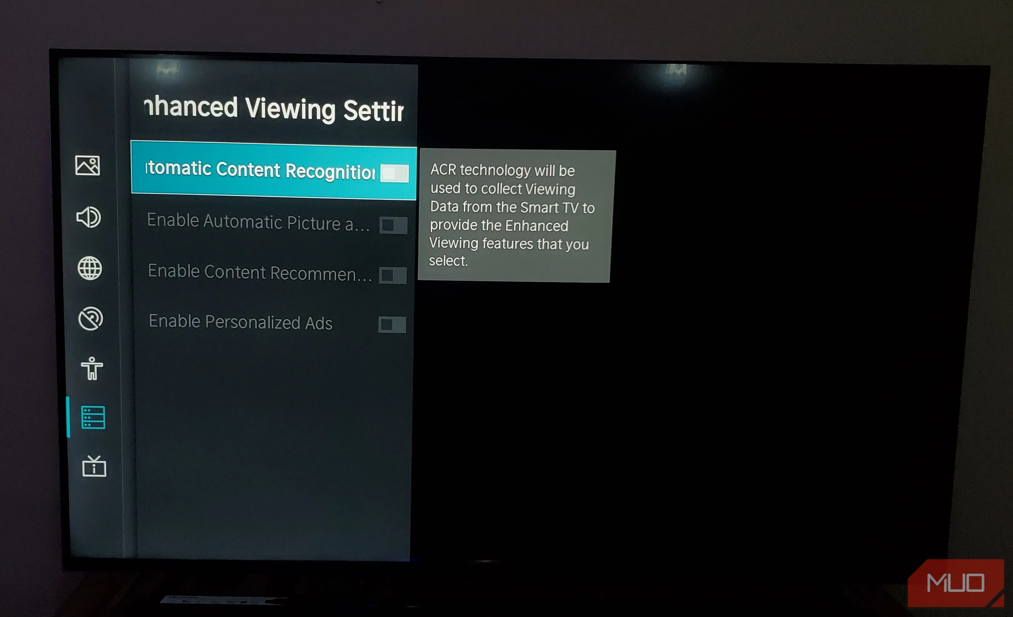 Màn hình cài đặt của smart TV Hisense hiển thị tùy chọn tắt tính năng Nhận Diện Nội Dung Tự Động (ACR).