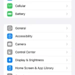 Màn hình cài đặt iPhone với tùy chọn Chế độ chờ (StandBy) được đánh dấu.