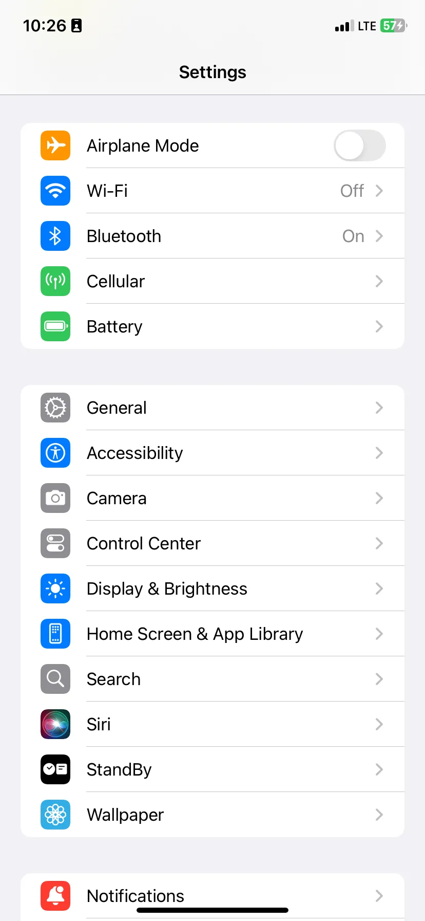 Màn hình cài đặt iPhone với tùy chọn Chế độ chờ (StandBy) được đánh dấu.