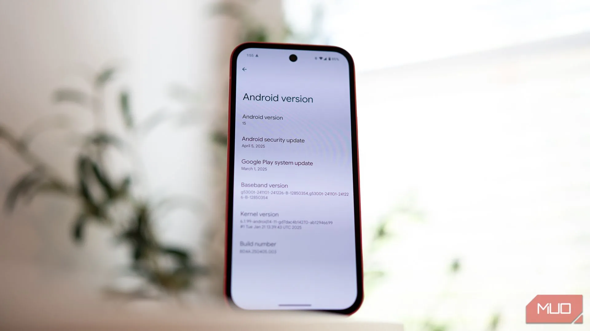 Màn hình cài đặt phiên bản Android trên Google Pixel 9a, thể hiện cam kết cập nhật phần mềm và bảo mật lâu dài của Google.
