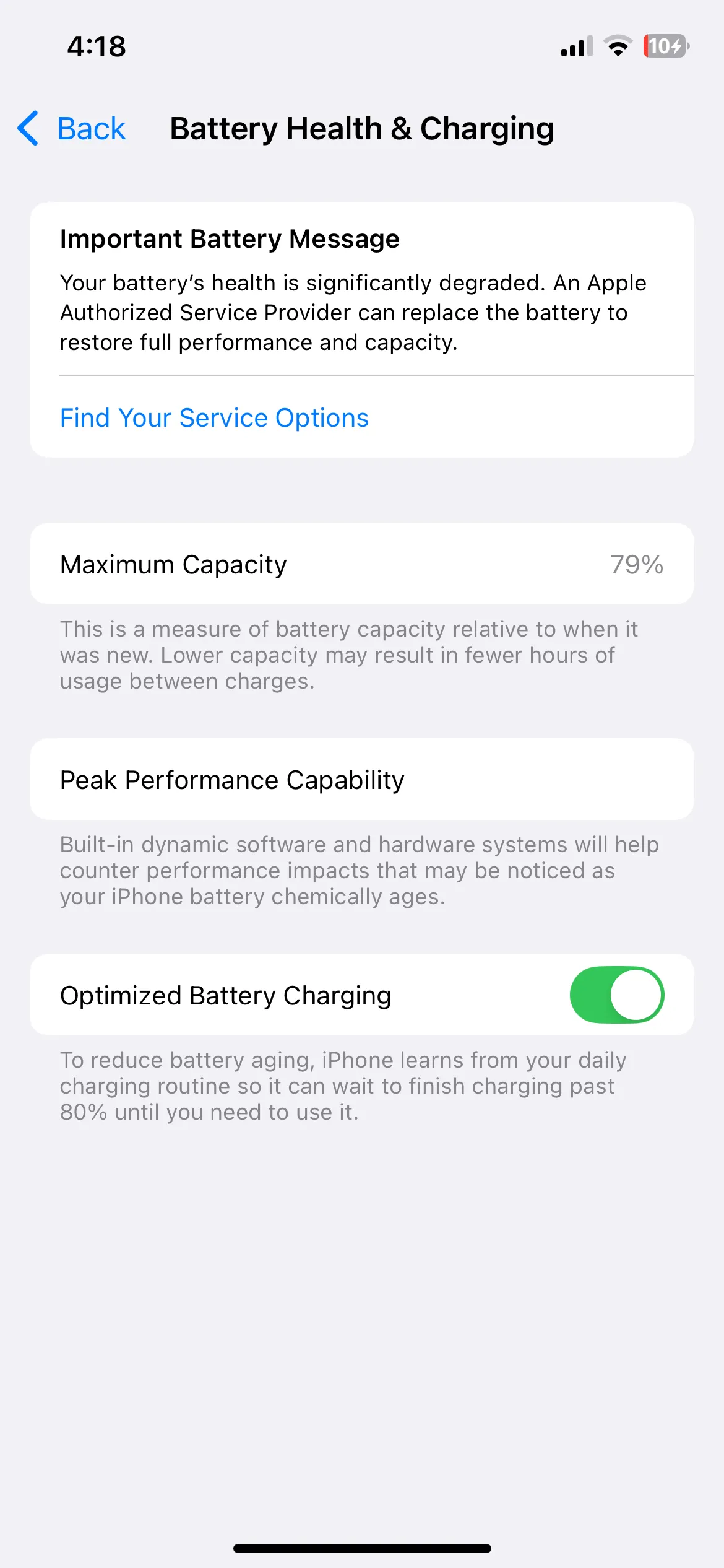 Màn hình cài đặt &quot;Tình trạng pin &amp; Sạc&quot; trên iPhone, hiển thị tùy chọn &quot;Sạc pin được tối ưu hóa&quot; giúp kéo dài tuổi thọ pin.