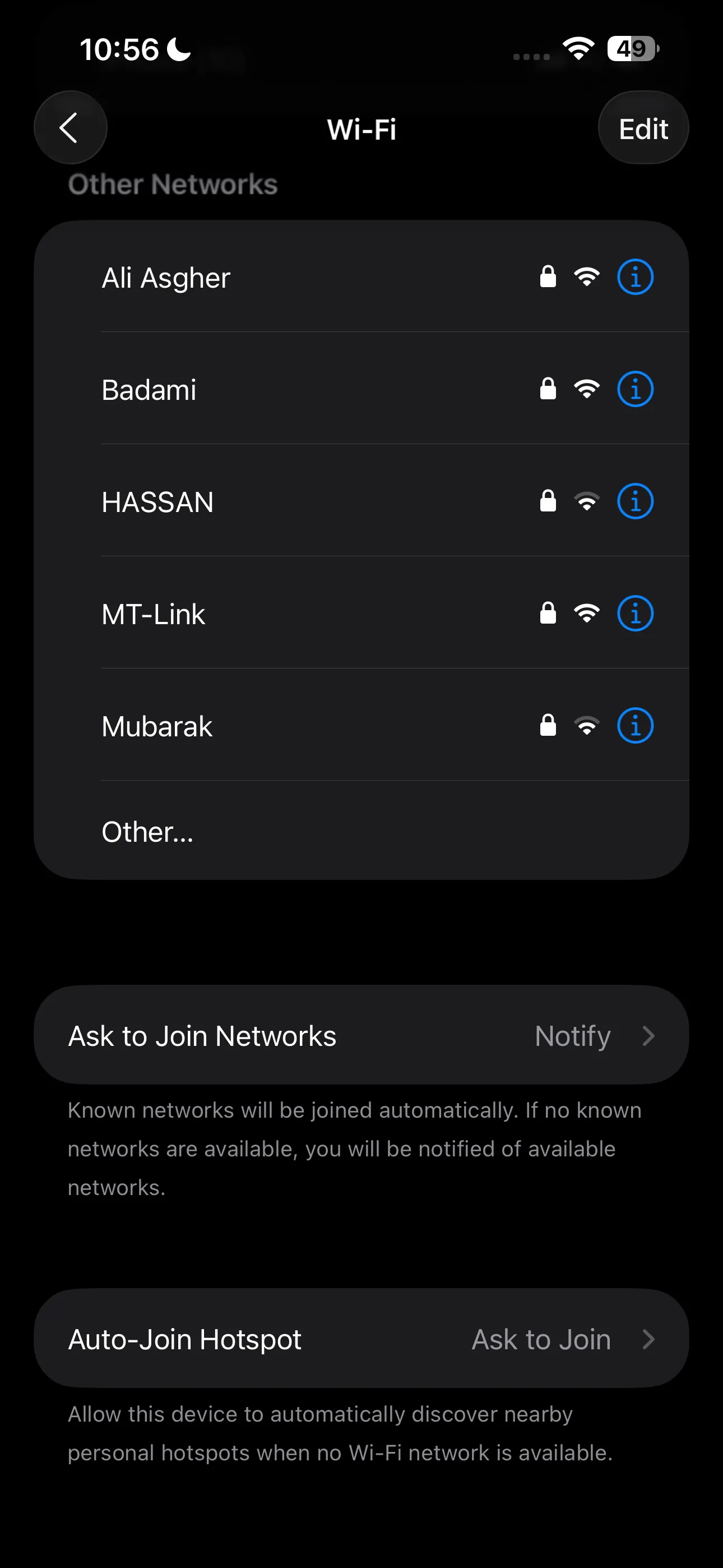 Màn hình cài đặt tùy chọn mạng Wi-Fi trên thiết bị iOS, hiển thị cách tắt tính năng tự động kết nối để tăng cường an toàn.