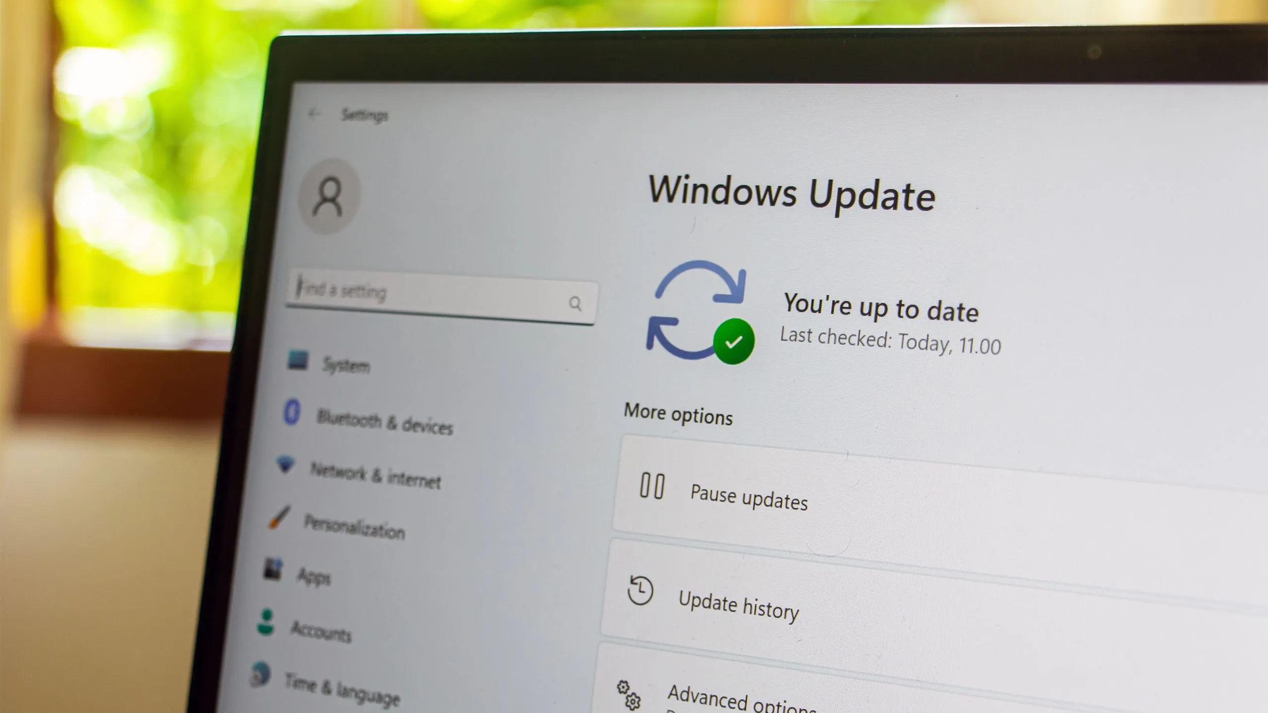 Màn hình cài đặt Windows Update trên Windows 11, hiển thị tùy chọn kiểm tra và cài đặt các bản vá bảo mật quan trọng.
