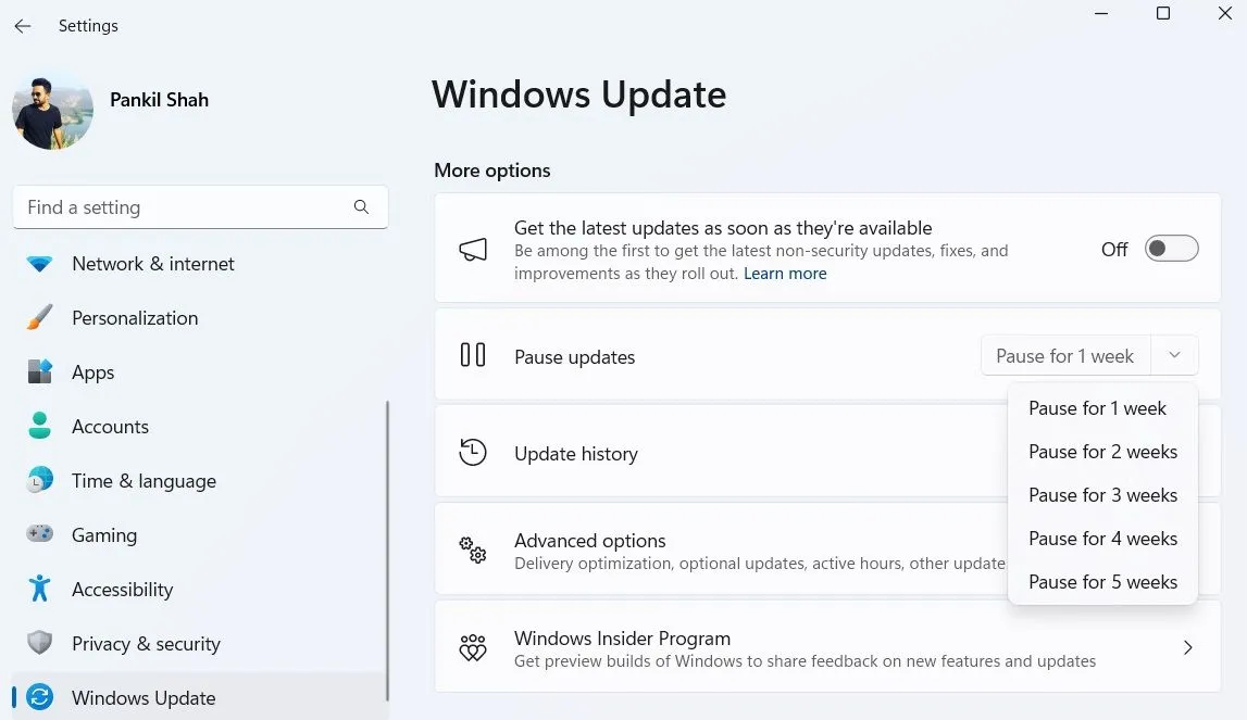 Màn hình Cài đặt Windows Update trên Windows 11 với tùy chọn Tạm dừng cập nhật, cho phép người dùng dừng cập nhật tự động.