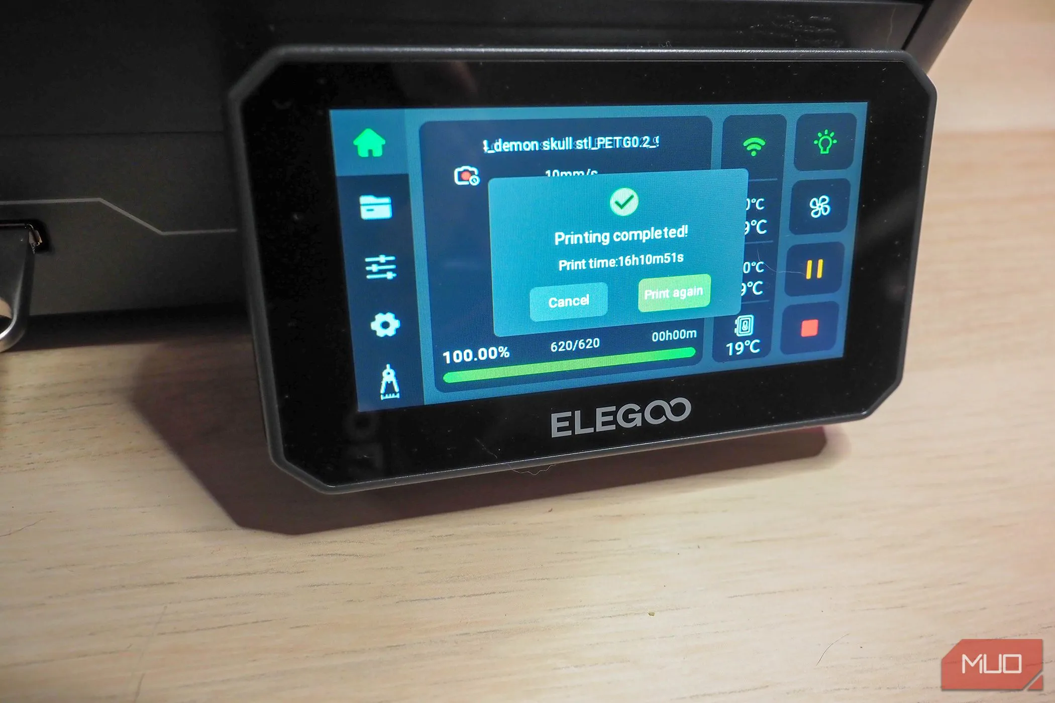 Màn hình cảm ứng 4.3 inch của Elegoo Centauri Carbon hiển thị thời gian in và cài đặt
