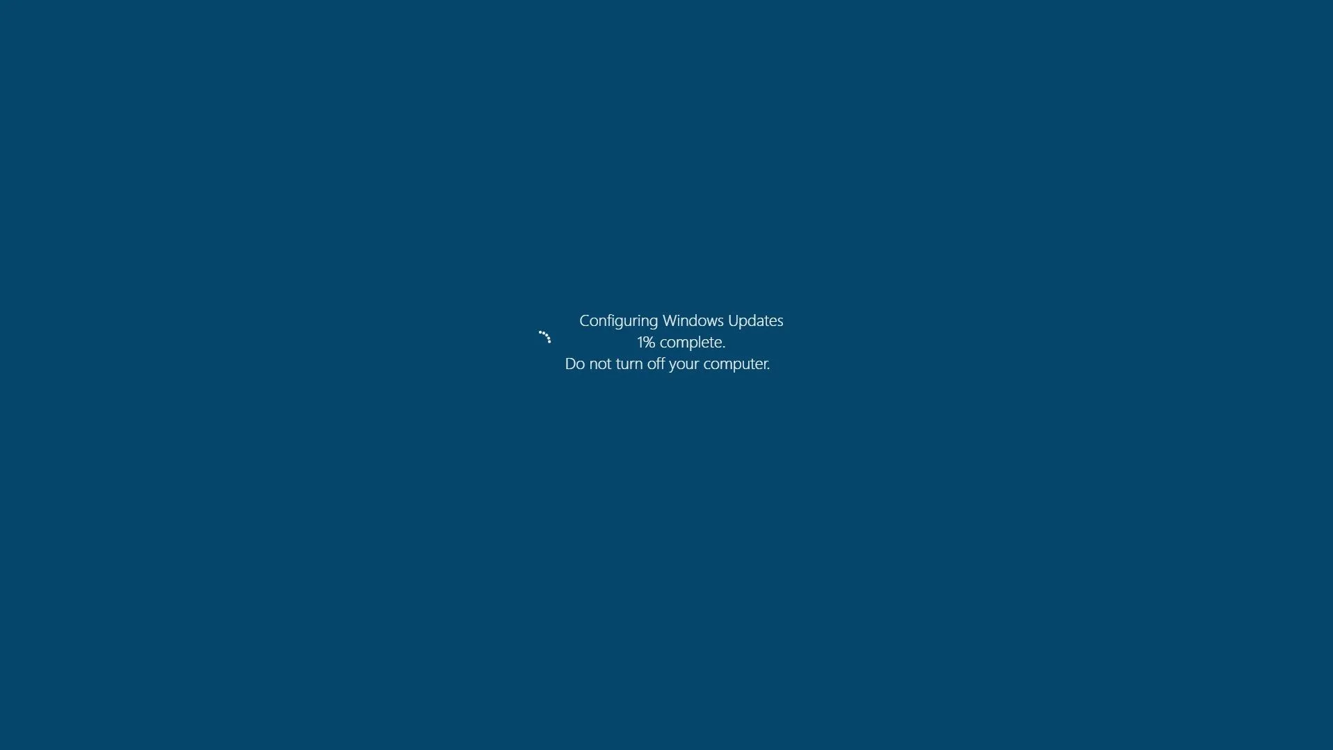 Màn hình cập nhật Windows giả mạo gây hoang mang, hiển thị tiến trình cập nhật không bao giờ kết thúc để trêu chọc đồng nghiệp.