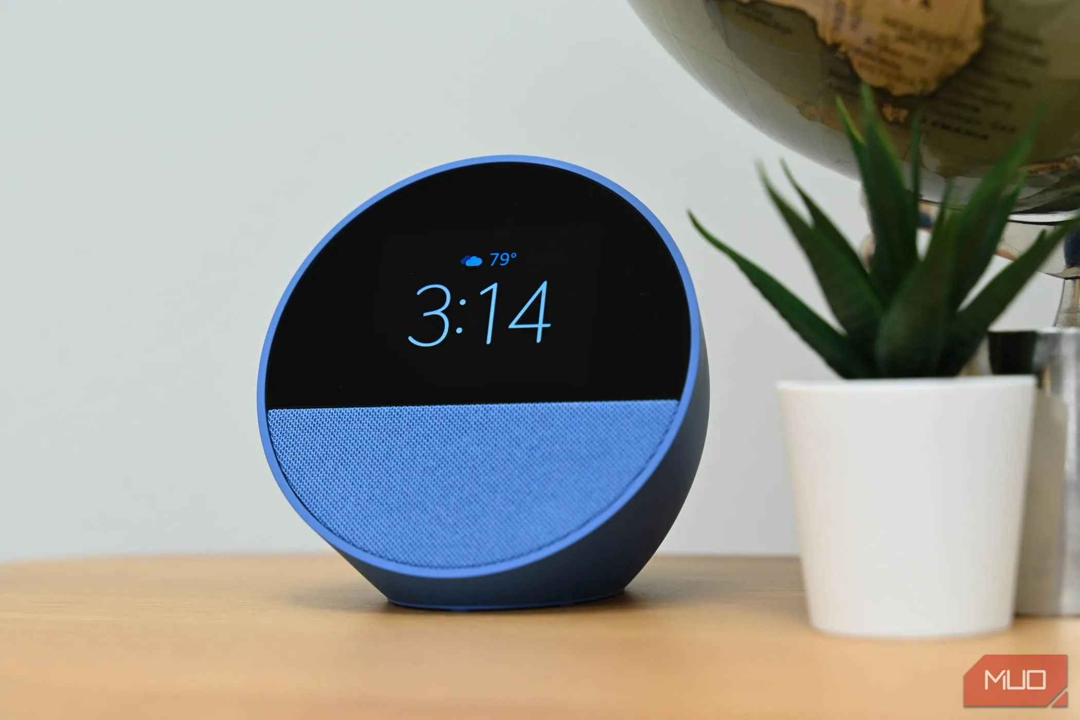 Màn hình chính của Amazon Echo Spot hiển thị giao diện người dùng, minh họa việc cập nhật bắt buộc Alexa+.