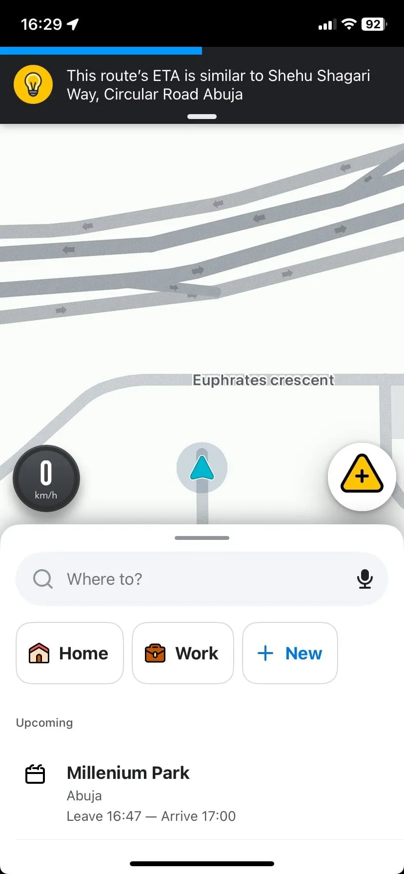 Màn hình chính của bản đồ Waze hiển thị các tuyến đường và thông tin giao thông