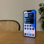 Màn hình chính của iOS 18 với các biểu tượng ứng dụng được tùy chỉnh, minh họa cho sự thay đổi giao diện nhưng kèm theo các lỗi và sự thiếu ổn định.