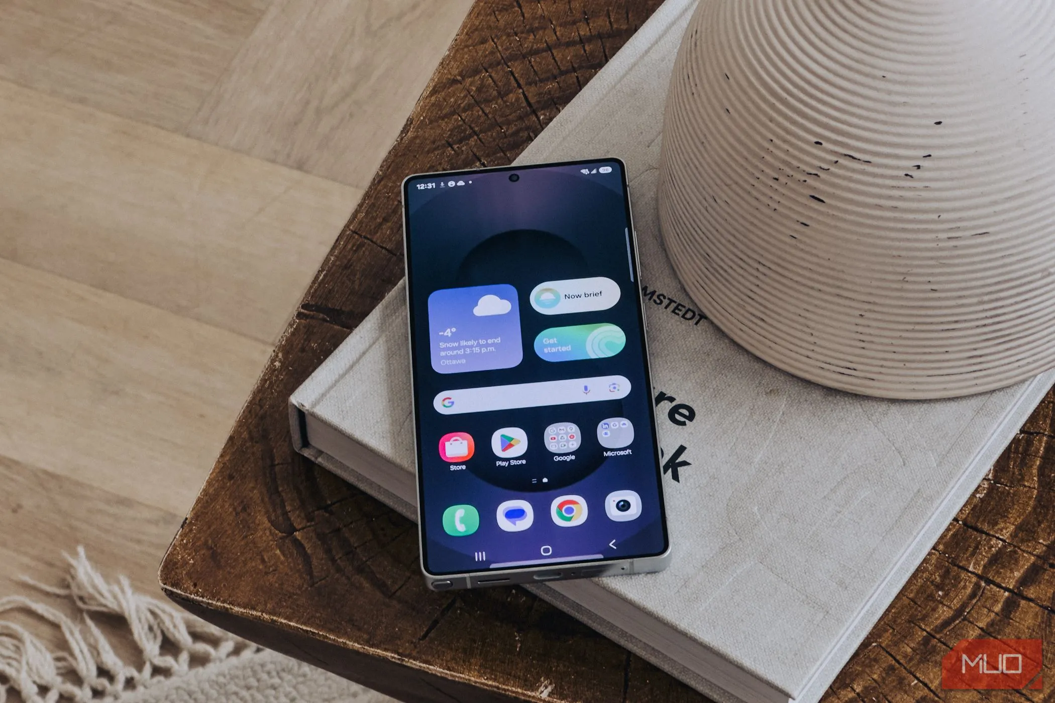 Màn hình chính của Samsung Galaxy S25 hiển thị giao diện Daily Brief, minh họa các tính năng phần mềm và khả năng hiển thị của dòng điện thoại này.