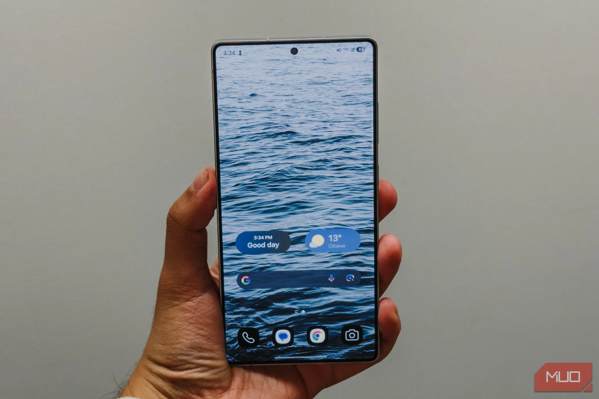 Màn hình chính của Samsung Galaxy S25 Ultra hiển thị rõ nét khi cầm trên tay, làm nổi bật chất lượng tấm nền Dynamic AMOLED 2X và khả năng hiển thị tuyệt vời.