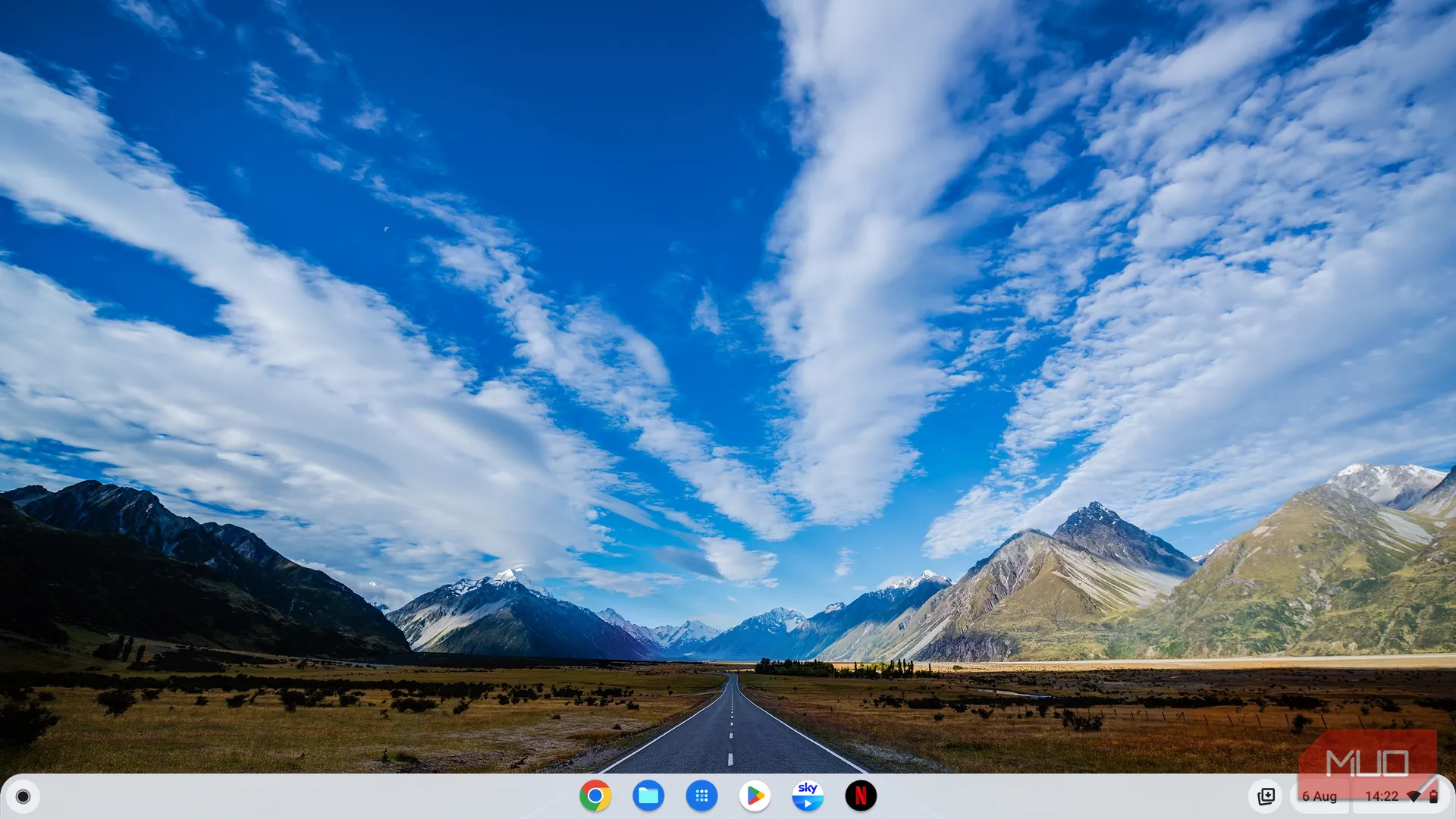 Màn hình chính đơn giản của ChromeOS với hình nền phong cảnh và thanh dock ứng dụng, minh họa giao diện thân thiện người dùng của Chromebook