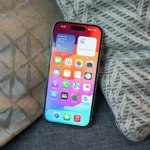 Màn hình chính iOS 26 hiển thị trên iPhone 15, minh họa thiết bị hỗ trợ cập nhật phần mềm mới.