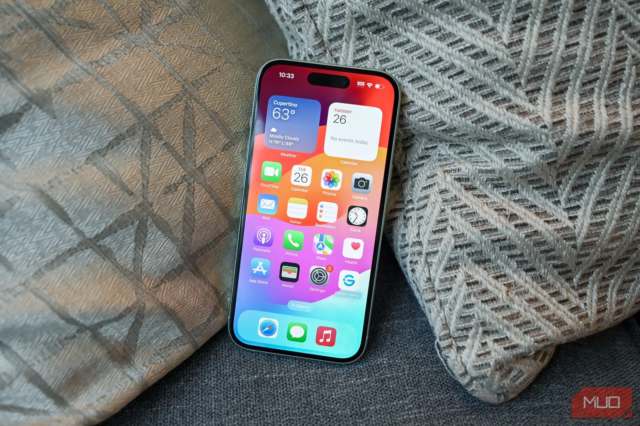 Màn hình chính iOS 26 hiển thị trên iPhone 15, minh họa thiết bị hỗ trợ cập nhật phần mềm mới.