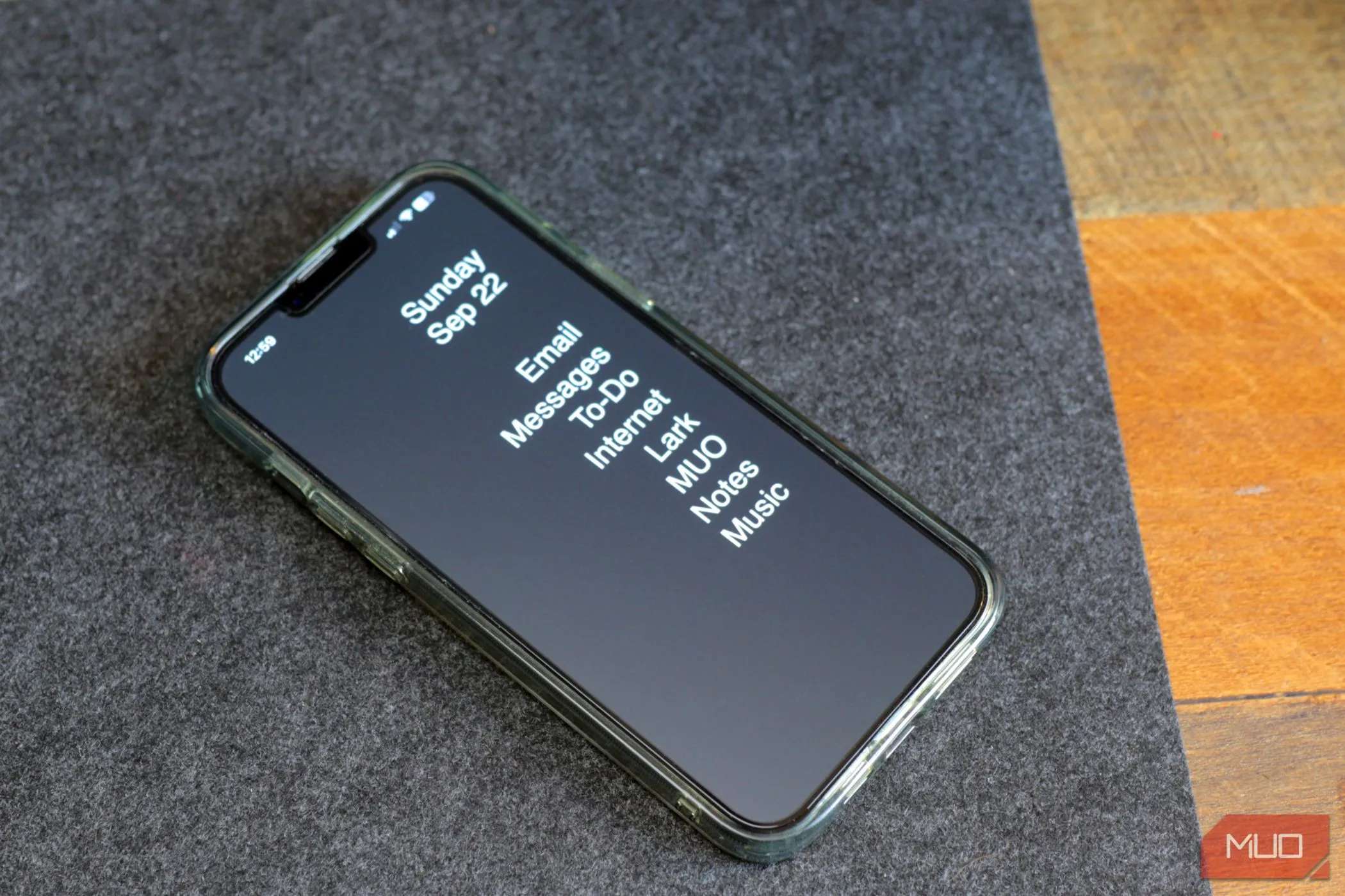 Màn hình chính tối giản của iPhone sau khi cài đặt ứng dụng Blank Spaces, cho thấy cách biến iPhone thành &quot;điện thoại cục gạch&quot; để giảm xao nhãng.