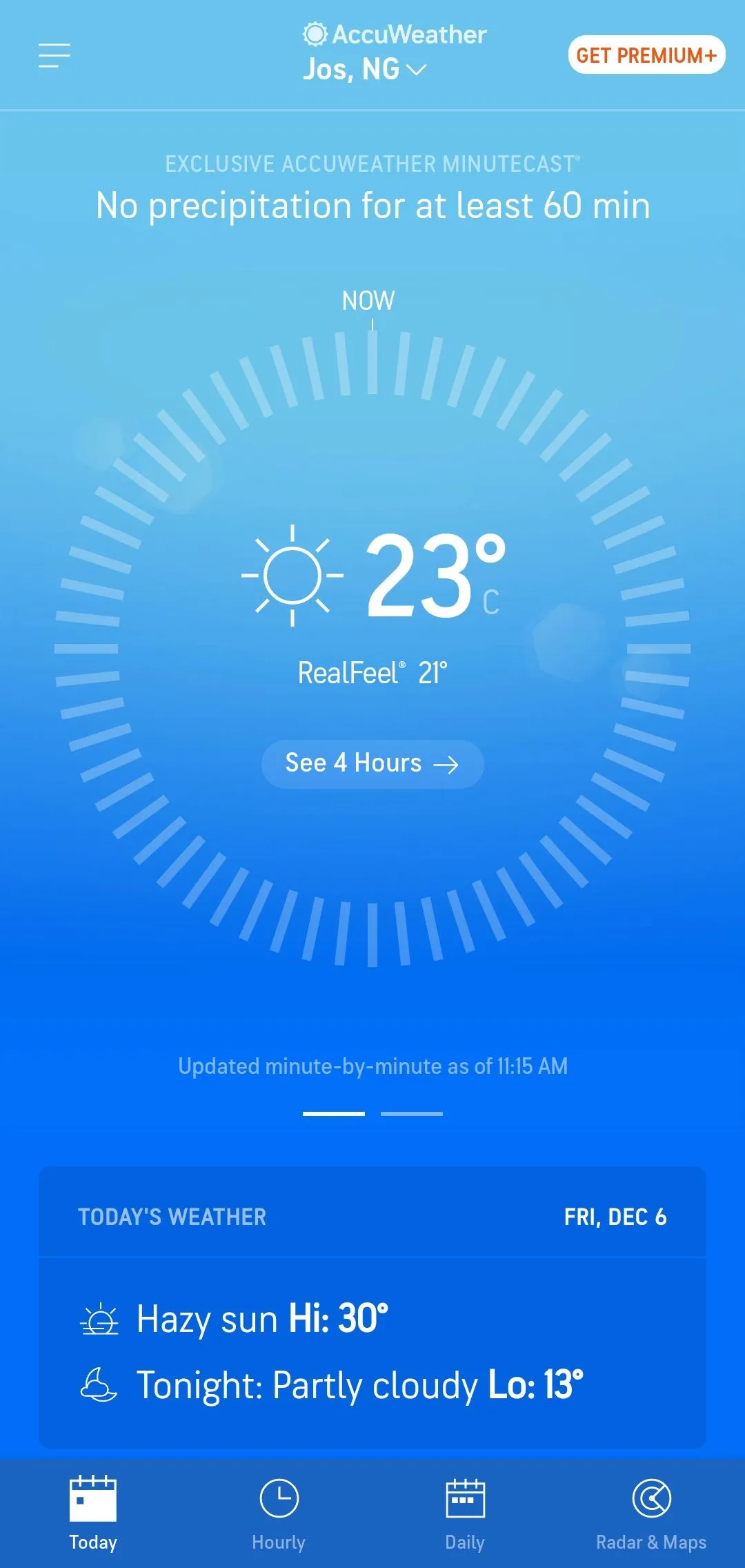 Màn hình chính ứng dụng AccuWeather hiển thị nhiệt độ RealFeel chi tiết.