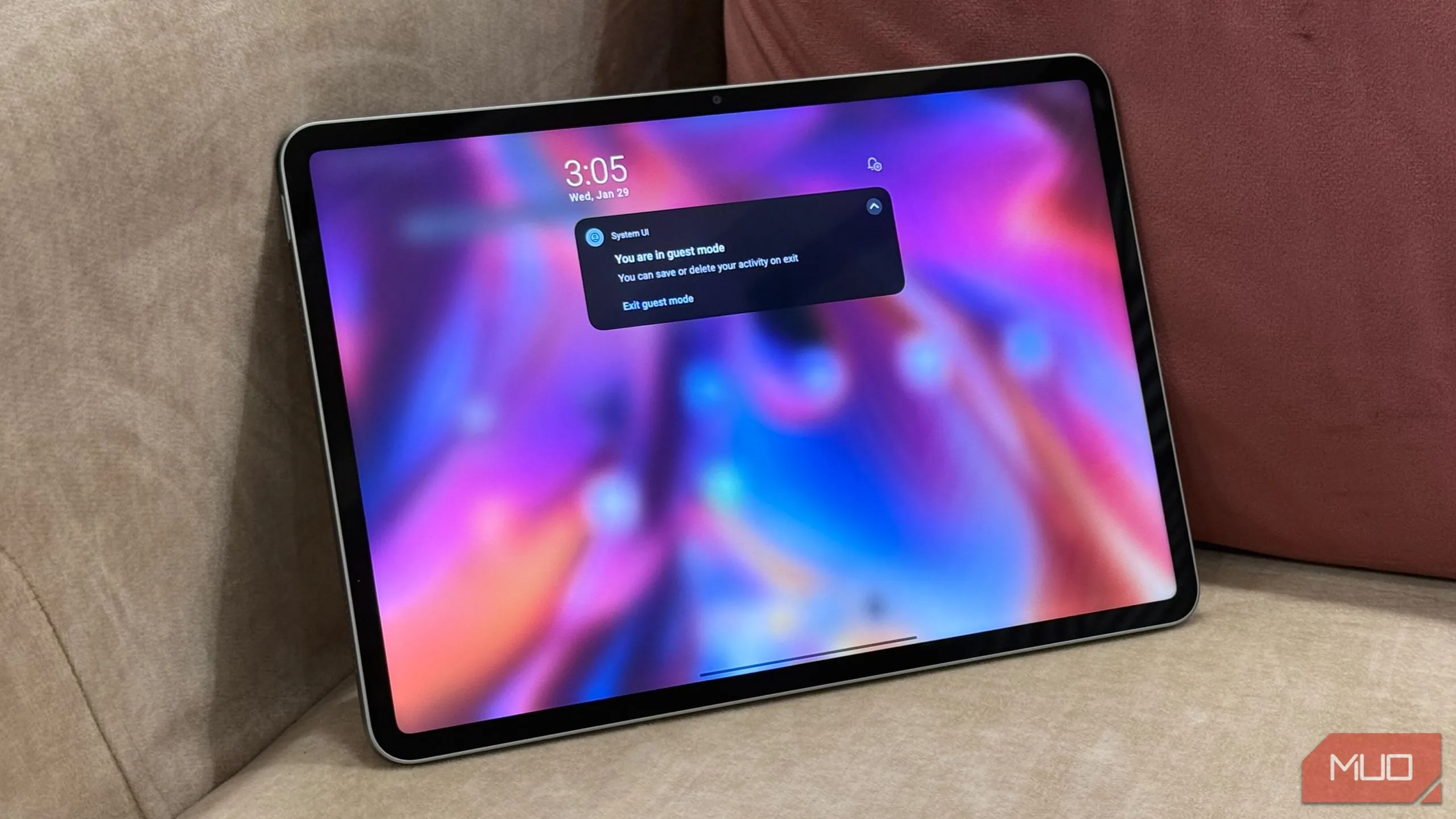 Màn hình chọn hồ sơ người dùng khách trên một Android tablet, nhấn mạnh tính năng quản lý tài khoản đa người dùng.