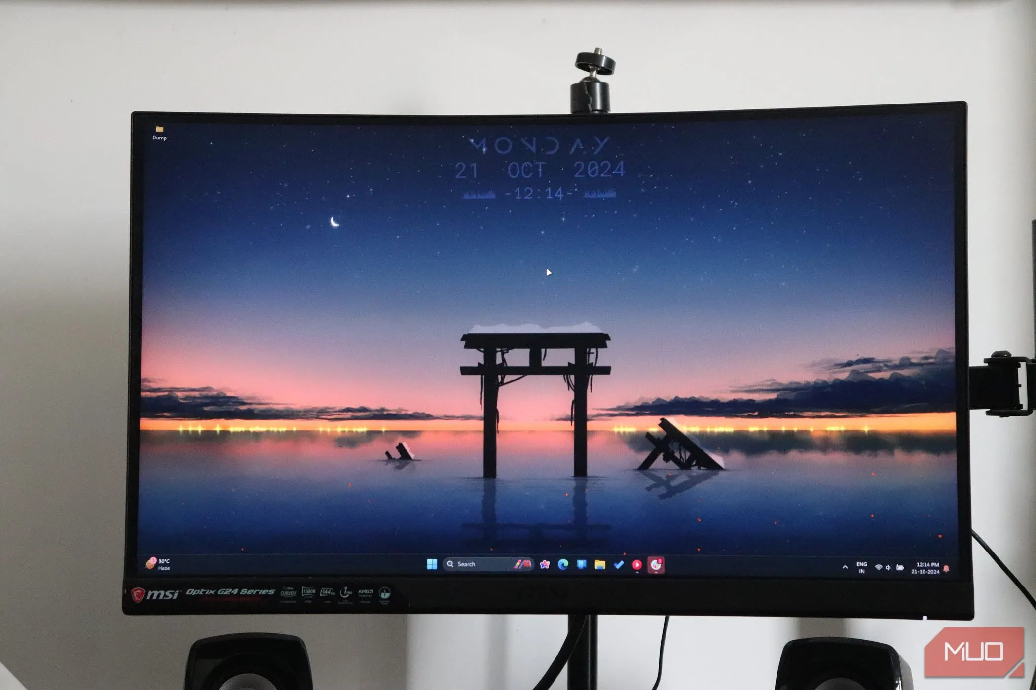 Màn hình cong OLED gắn trên tay đỡ, đại diện cho chi phí cao và sự cân nhắc về giá trị khi đầu tư màn hình OLED.