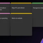 Màn hình desktop với các ghi chú Sticky Notes được mã hóa màu sắc theo ưu tiên trên Windows 11
