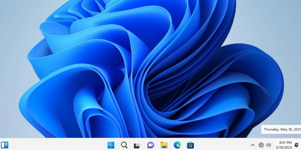Màn hình desktop Windows 11 đã được cài đặt thành công trên hệ thống không hỗ trợ