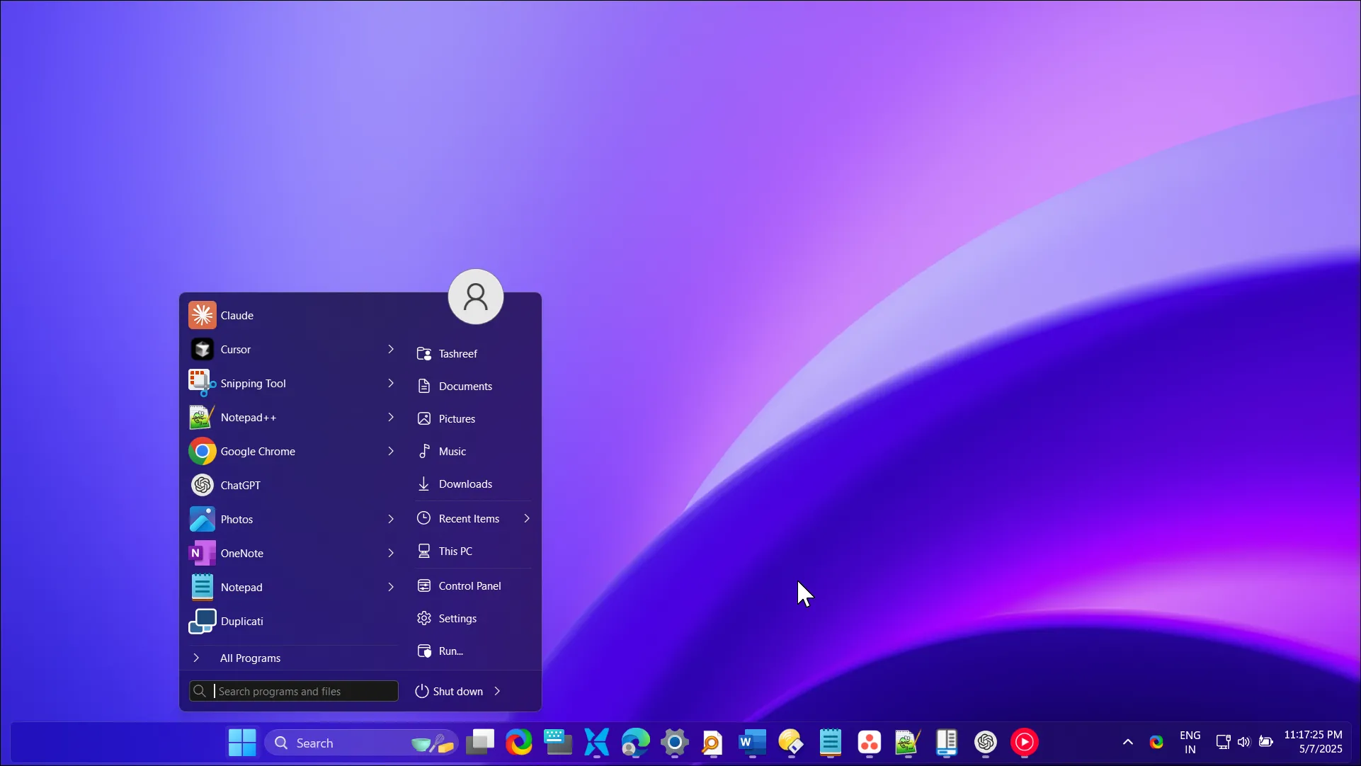 Màn hình desktop Windows 11 sau khi áp dụng giao diện Windows 25 mod, hiển thị các icon đơn giản và hiệu ứng trong suốt.