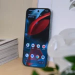 Màn hình điện thoại Android với thông báo bảo mật sau khi tự động khởi động lại