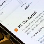 Màn hình điện thoại hiển thị chatbot AI Rufus của Amazon hỗ trợ mua sắm