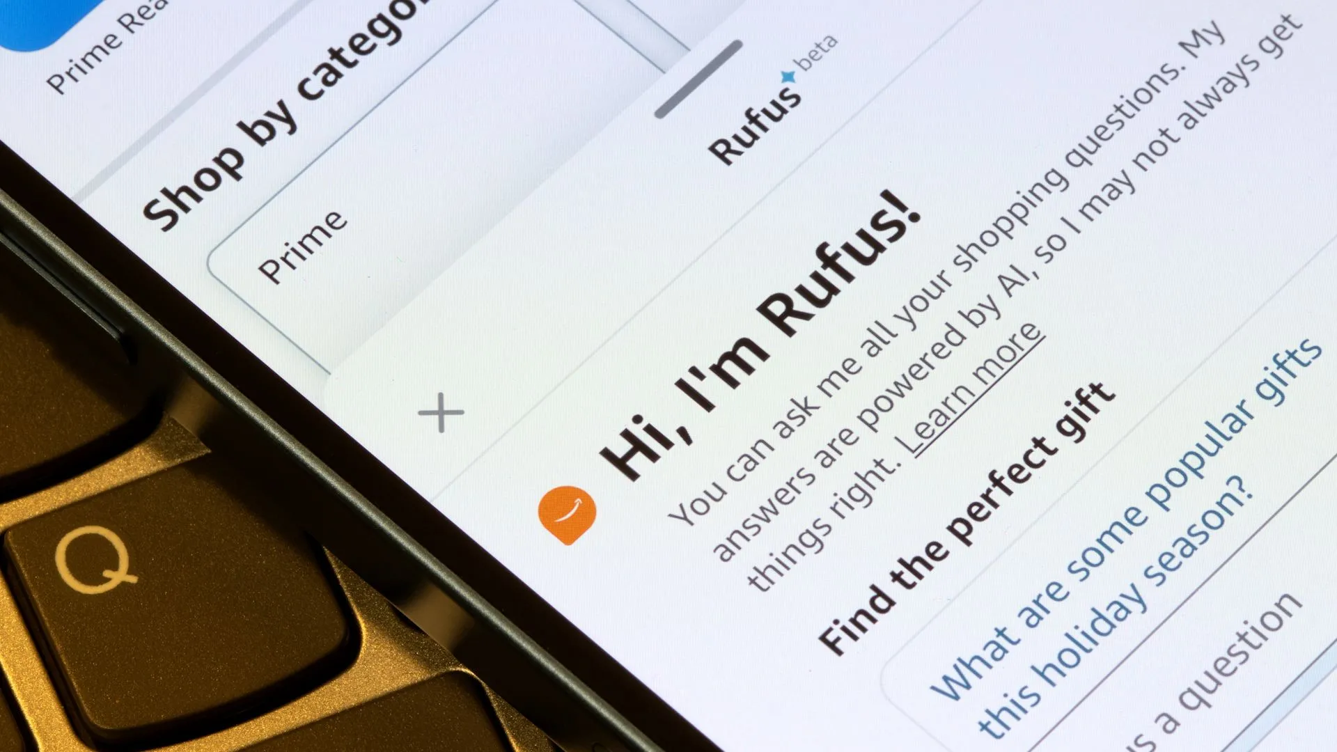 Màn hình điện thoại hiển thị chatbot AI Rufus của Amazon hỗ trợ mua sắm