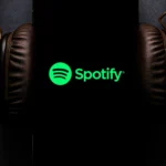 Màn hình điện thoại hiển thị ứng dụng Spotify với tai nghe được kết nối, minh họa tích hợp nhạc với Google Maps.