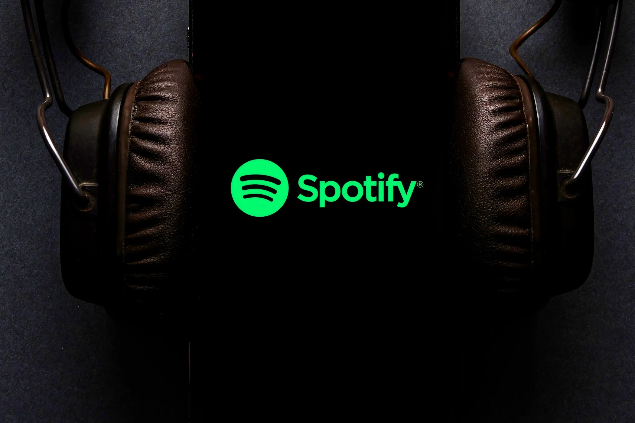 Màn hình điện thoại hiển thị ứng dụng Spotify với tai nghe được kết nối, minh họa tích hợp nhạc với Google Maps.