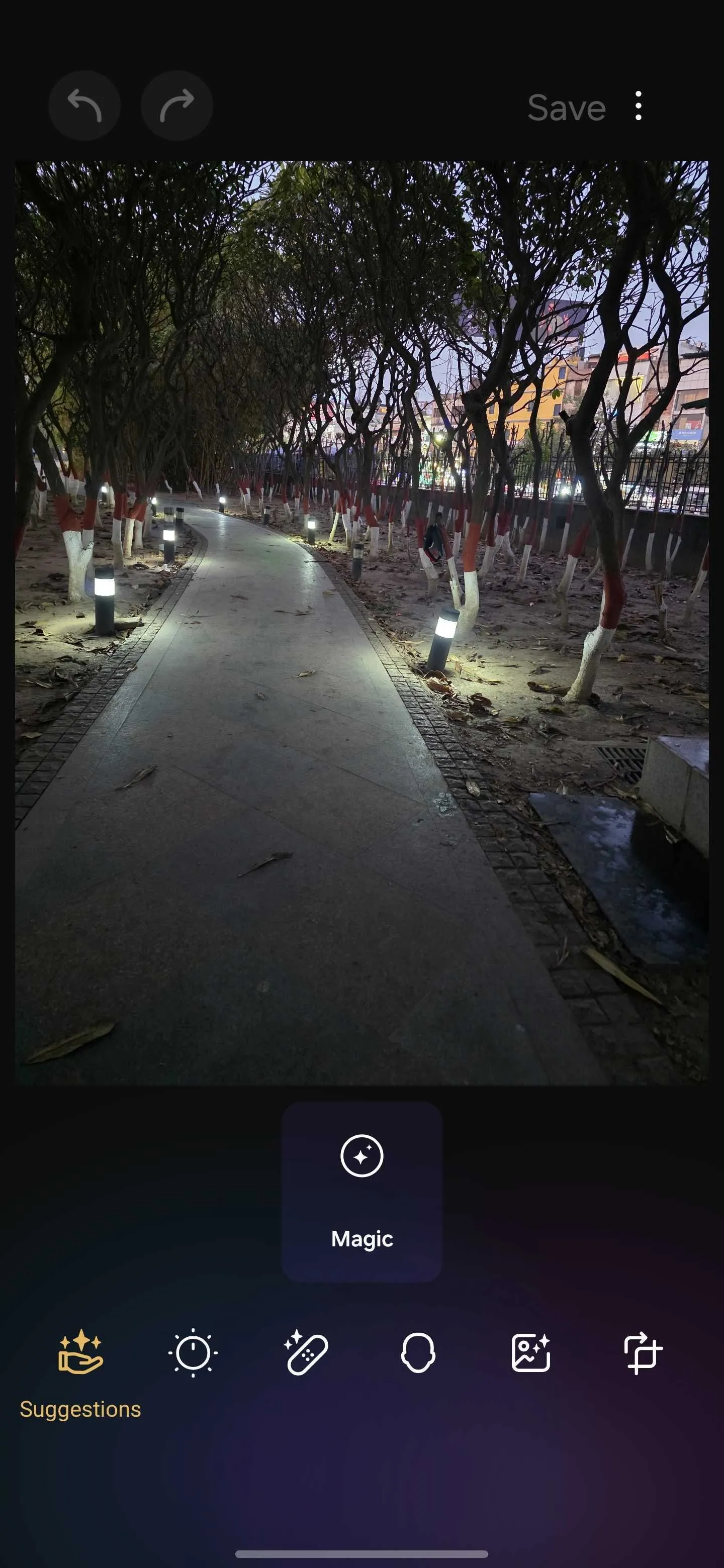 Màn hình điện thoại Samsung đang sử dụng ứng dụng Galaxy Enhance-X để chỉnh sửa ảnh, hiển thị thanh trượt so sánh trước và sau khi áp dụng hiệu ứng AI.