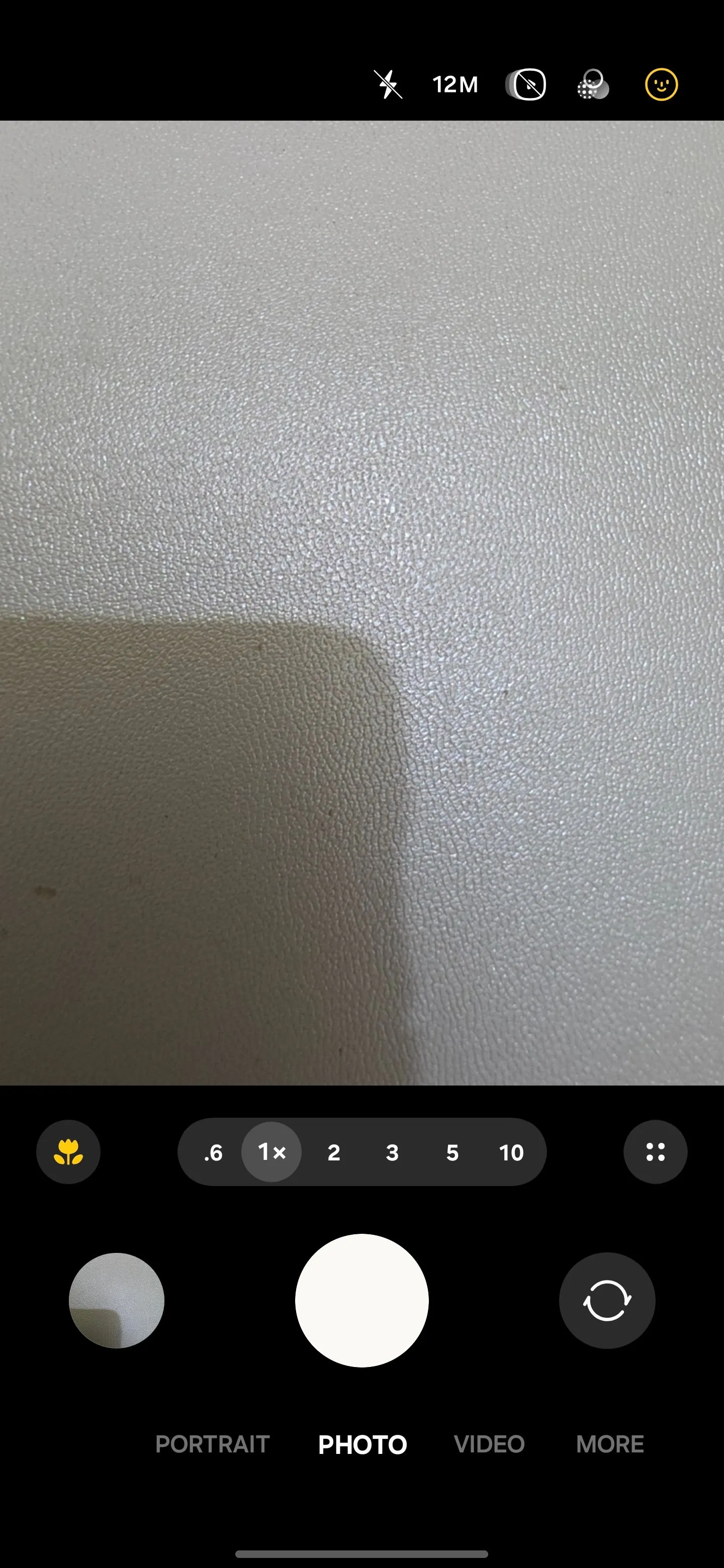 Màn hình điện thoại Samsung Galaxy S25 Ultra hiển thị giao diện chụp ảnh cơ bản, sẵn sàng truy cập các chế độ nâng cao như Expert RAW thông qua tùy chọn &quot;Thêm&quot;.