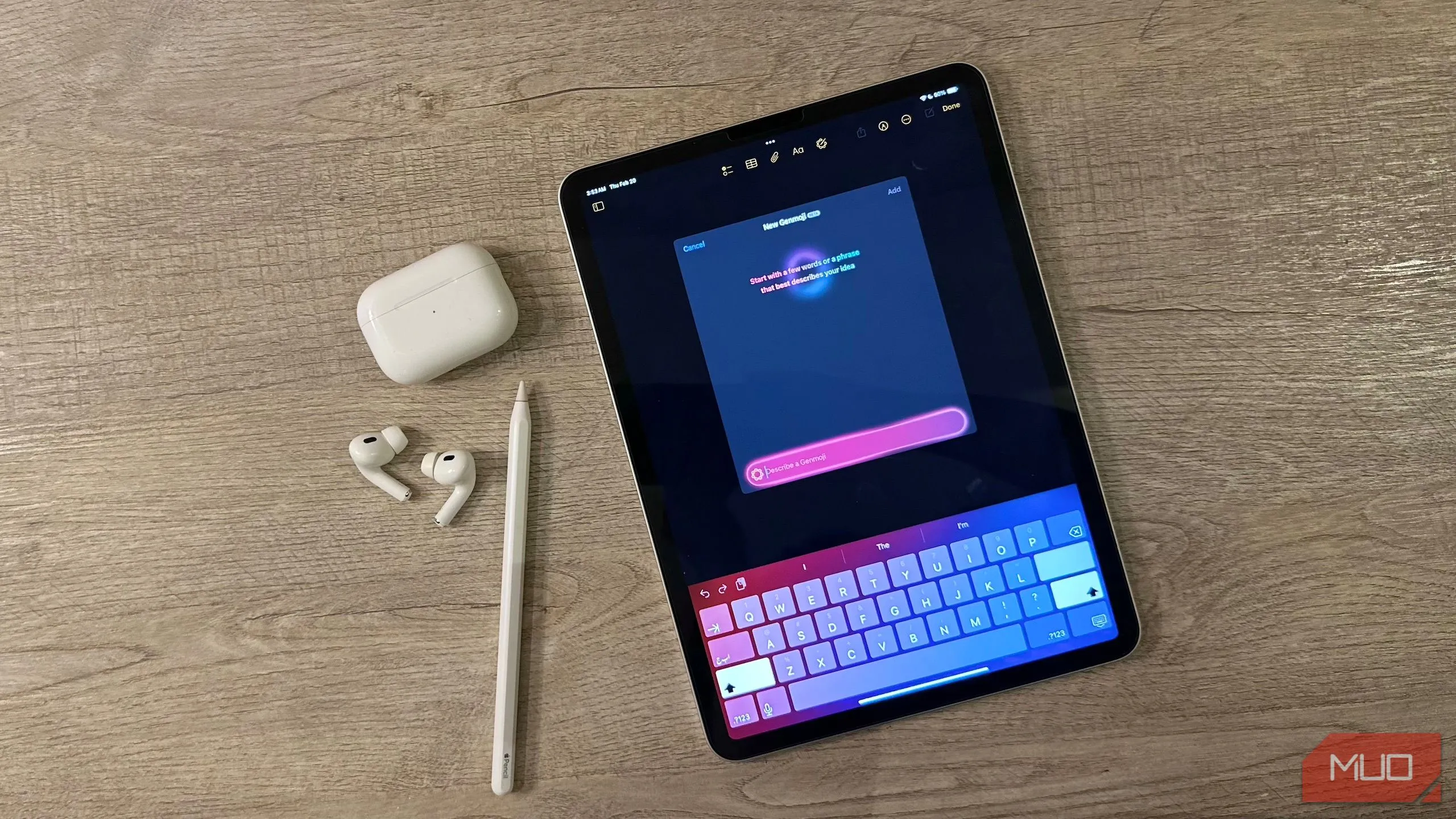 Màn hình Genmoji trên iPad cùng với AirPods và Apple Pencil, cho thấy máy tính bảng vẫn là thiết bị lý tưởng cho sáng tạo và giải trí di động.