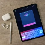 Màn hình Genmoji trên iPad, kèm AirPods và Apple Pencil