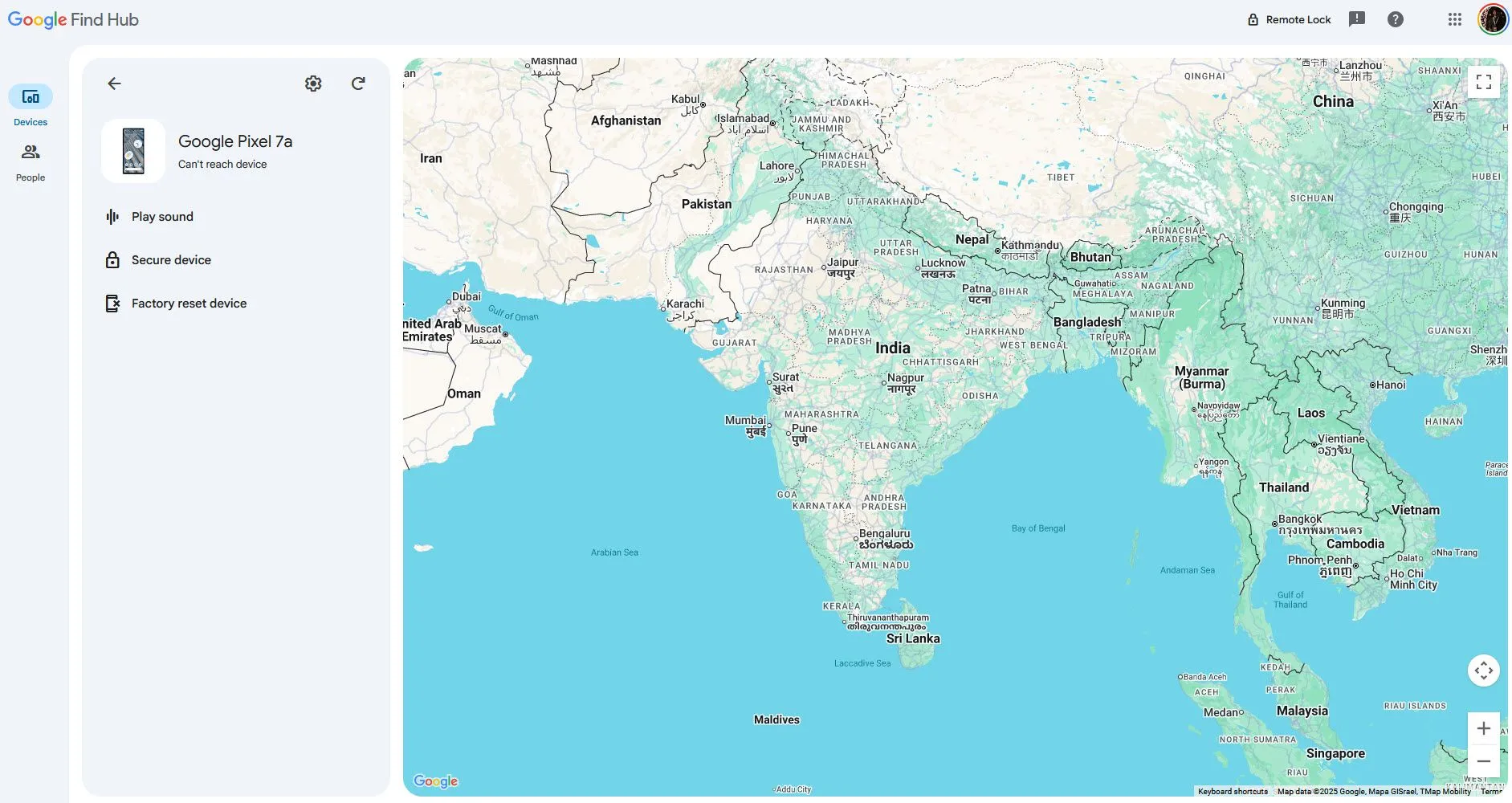 Màn hình Google Tìm thiết bị hiển thị vị trí điện thoại bị mất và các tùy chọn bảo mật từ xa.