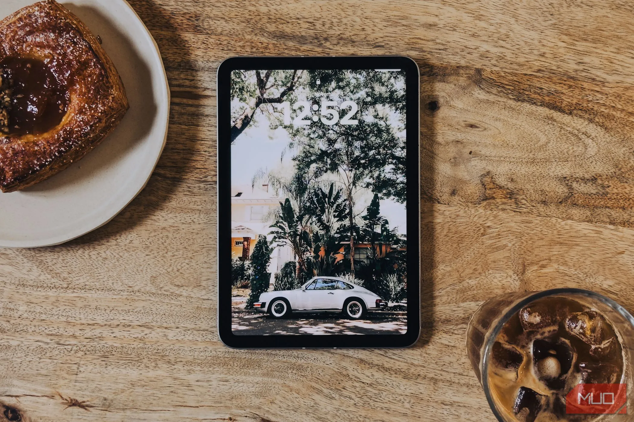 Màn hình iPad mini (A17 Pro) trên bàn cà phê (nhìn thẳng)