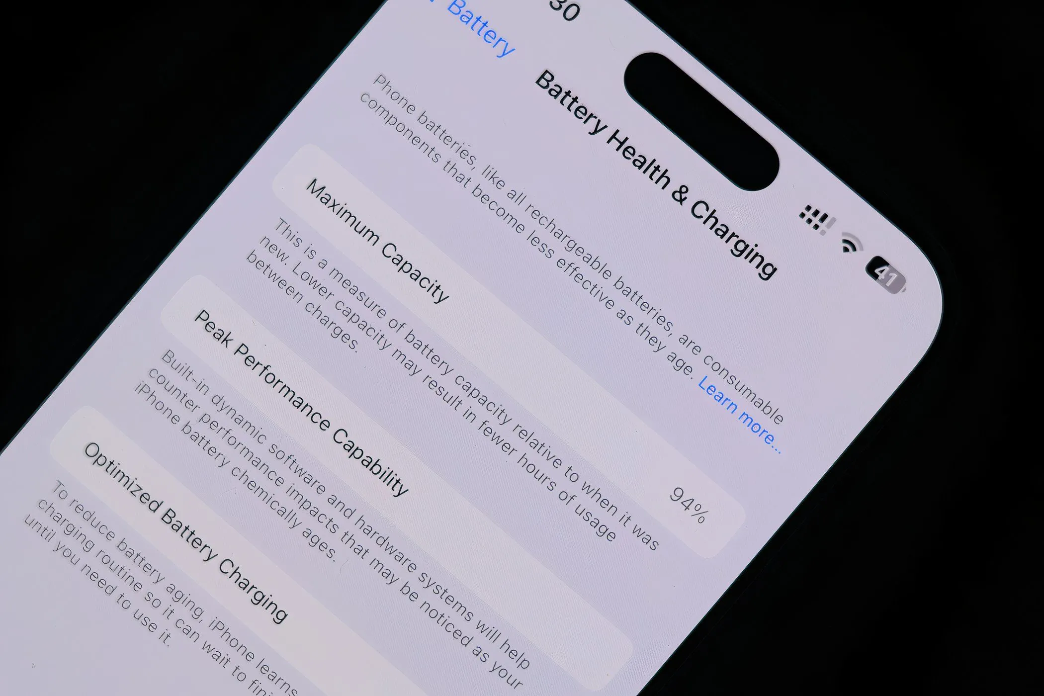 Màn hình iPhone 14 Pro hiển thị menu Tình trạng pin trong iOS, minh họa cách kiểm tra và duy trì sức khỏe pin điện thoại để tăng giá trị bán lại.
