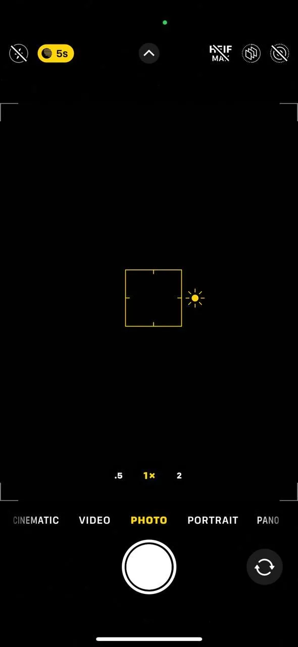 Màn hình iPhone hiển thị cách khóa lấy nét và phơi sáng trong camera