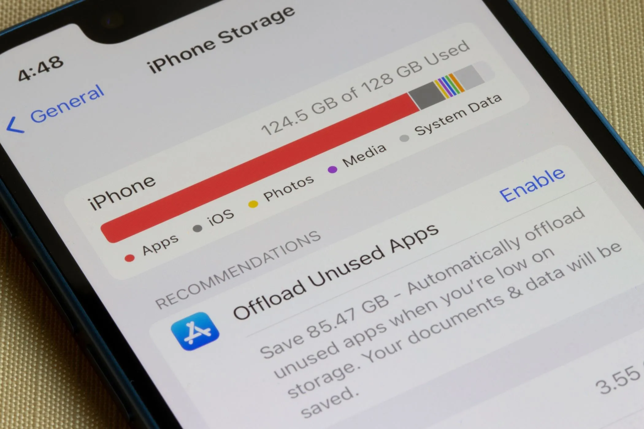Màn hình iPhone hiển thị phần quản lý dung lượng lưu trữ của thiết bị trong cài đặt iOS