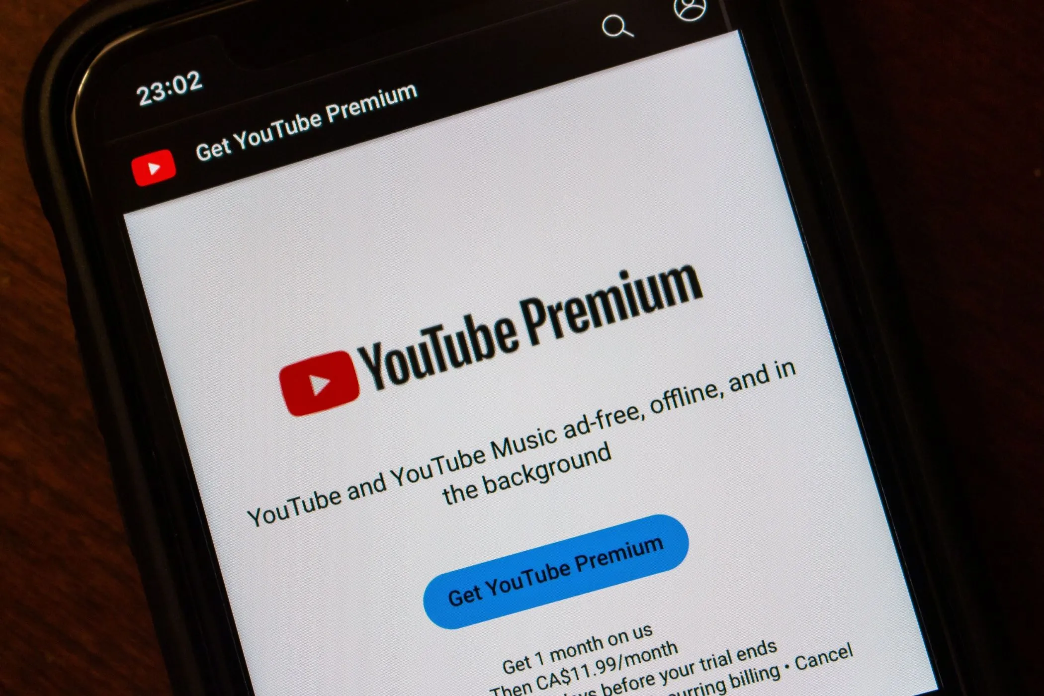 Màn hình iPhone hiển thị thông tin gói YouTube Premium đã đăng ký thành công, phản ánh việc cuối cùng đã chấp nhận mức giá mặc định.