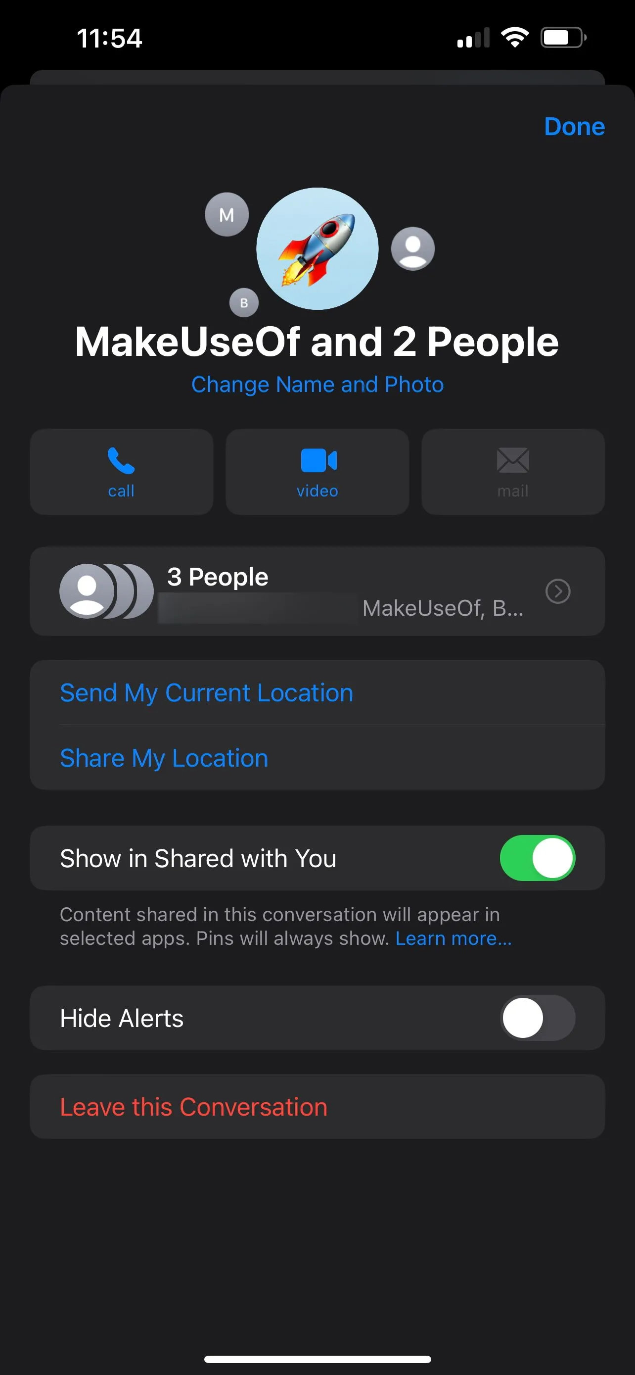 Màn hình iPhone hiển thị tùy chọn "Rời khỏi cuộc trò chuyện này" trong nhóm iMessage.