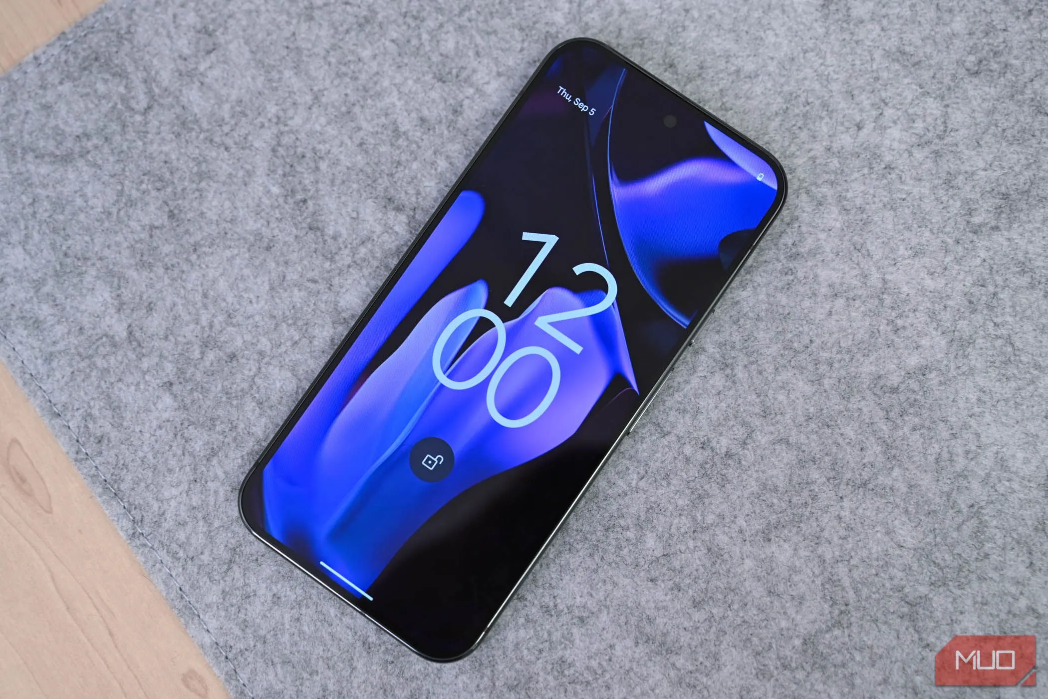 Màn hình khóa điện thoại Android hiển thị thông báo nhạy cảm được bảo vệ