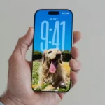Màn hình khóa iOS 26 với đồng hồ được tùy chỉnh kích thước và các widget di chuyển linh hoạt.
