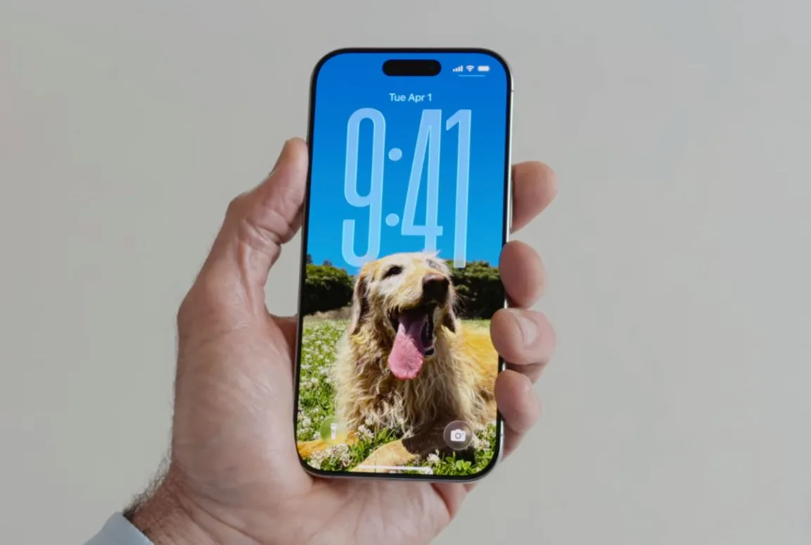 Màn hình khóa iOS 26 với đồng hồ được tùy chỉnh kích thước và các widget di chuyển linh hoạt.