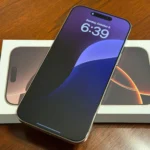 Màn hình khóa iPhone 16 Pro Max với hình nền ấn tượng trên bàn làm việc, thể hiện thiết bị chạy Apple Intelligence.