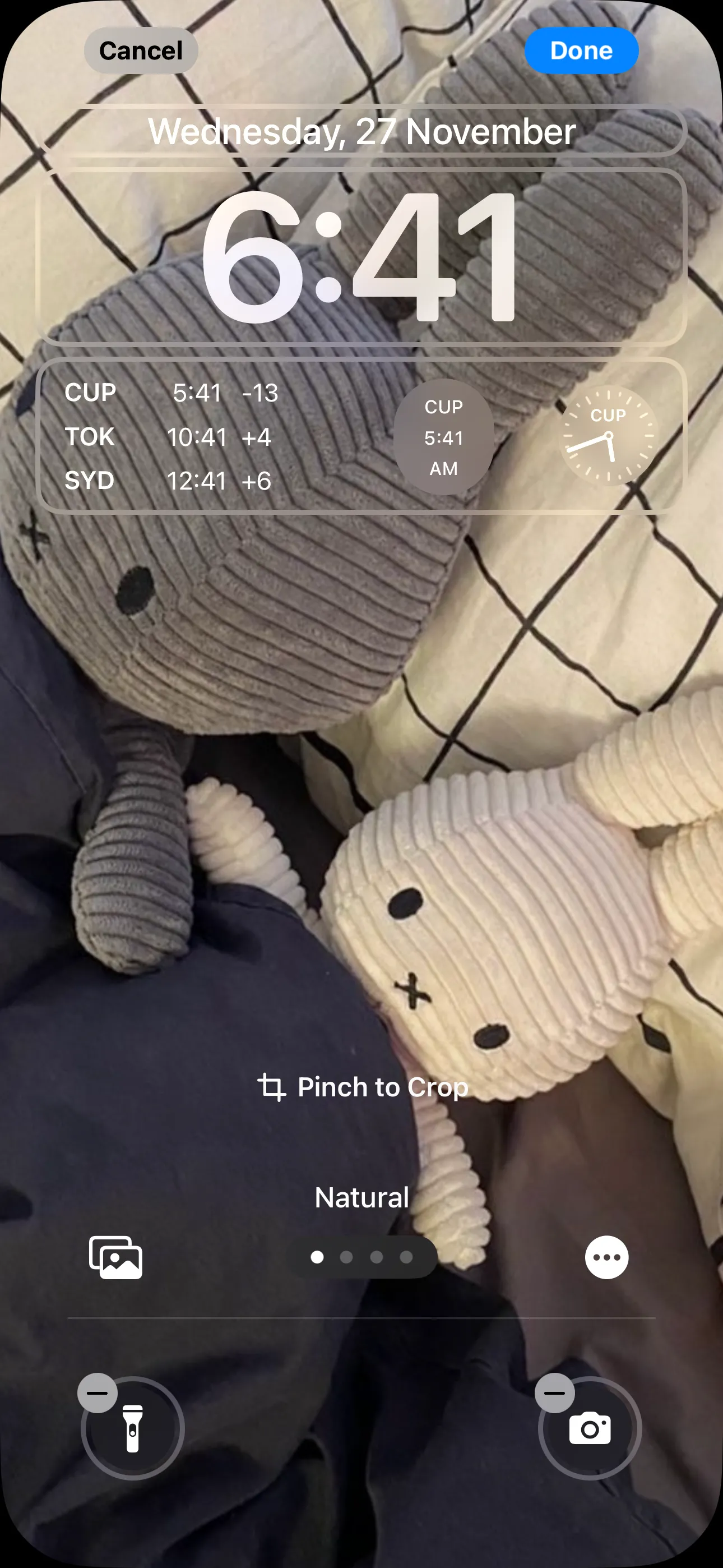 Màn hình khóa iPhone hiển thị nhiều widget đồng hồ múi giờ