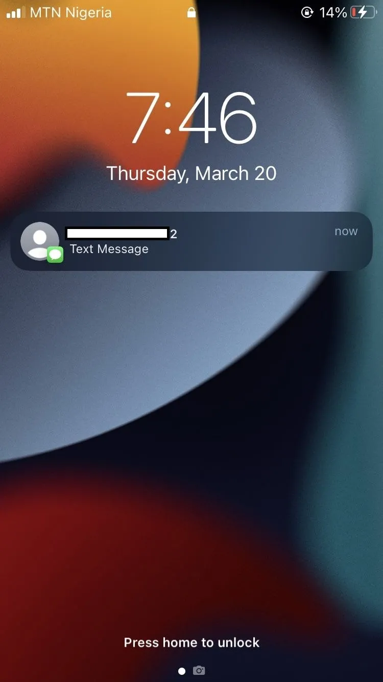 Màn hình khóa iPhone hiển thị thông báo tin nhắn đến, gợi sự riêng tư khi Face ID tự động ẩn nội dung