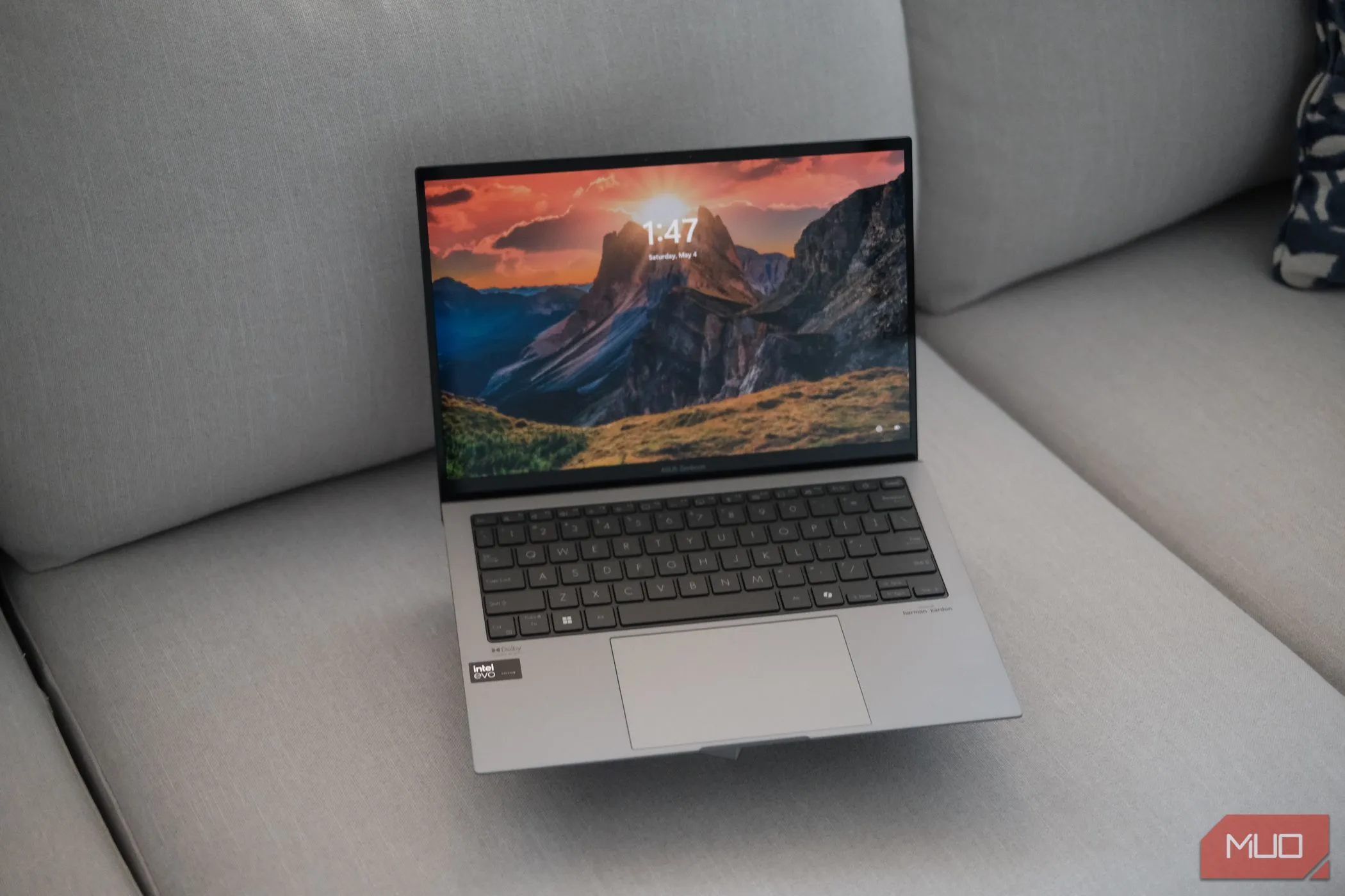 Màn hình laptop ASUS Zenbook S 13 OLED hiển thị sắc nét nhưng dễ bị burn-in