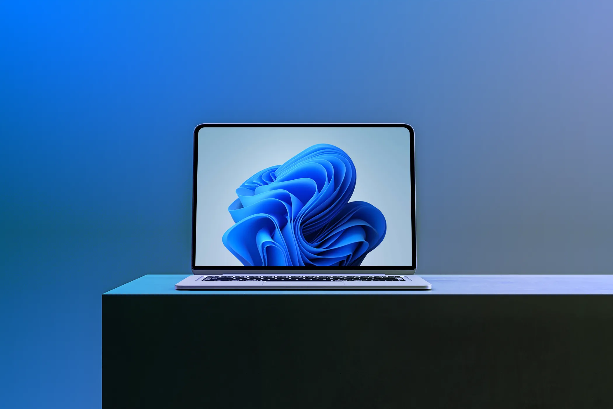 Màn hình laptop hiển thị hình nền Windows 11 trên bề mặt tối, nhấn mạnh tầm quan trọng của độ phân giải Full HD.